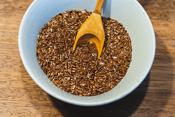 Bakje met hele lijnzaden