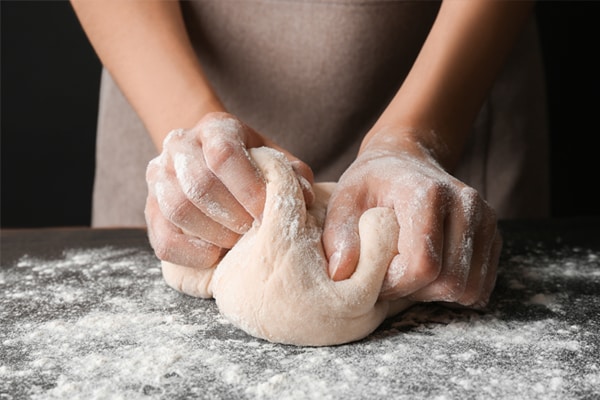 Deeg kneden met zelfrijzend bakmeel