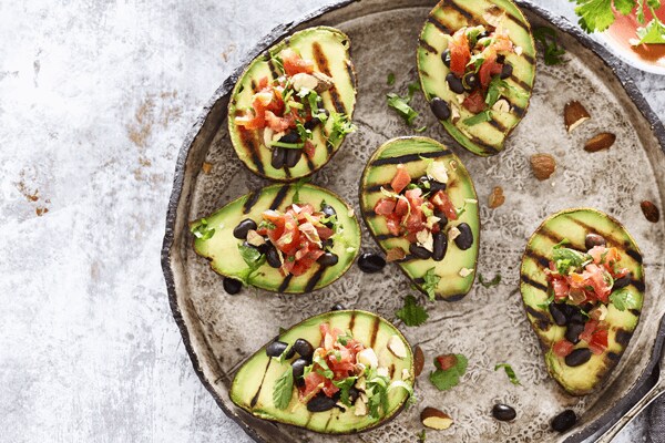 Bbq gegrilde avocado met salsa en zwarte bonen