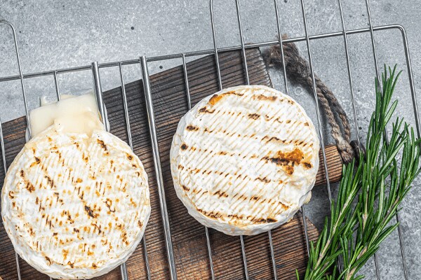 Gegrilde en gesmolten camembert
