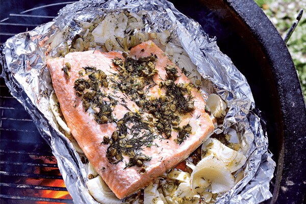 Zalm met kruidenkorst in folie op BBQ