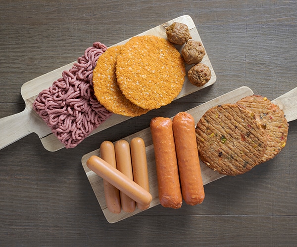 Vegan vleesvervangers op een plankje