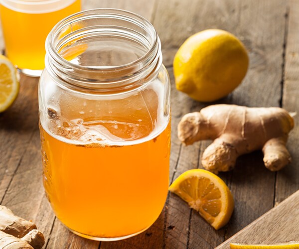 Zelfgemaakte kombucha in een glas