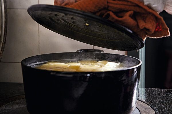 Gietijzeren pan met deksel omhoog