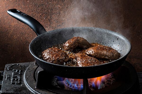 Hertenbiefstuk aan het sudderen in de pan