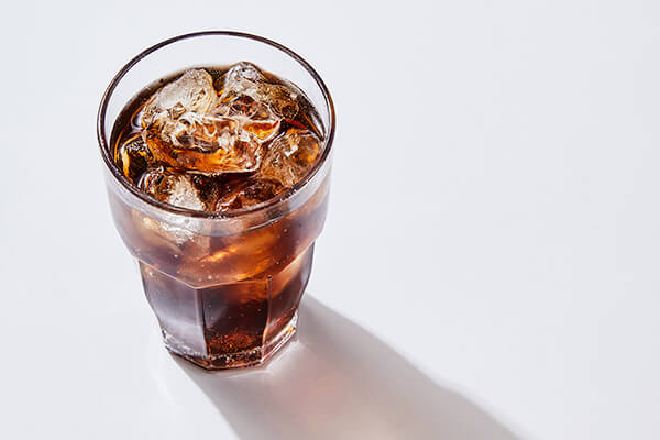 Glas cola met ijs