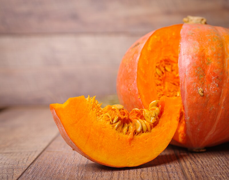 Originele bekende oranje pompoen doorgesneden