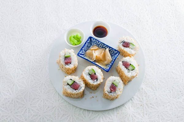 Sushi uramaki met tonijn