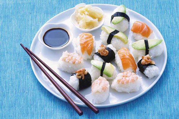 Nigiri sushi met zalm, garnaal en avocado