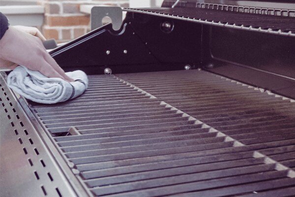 Met doek gas-BBQ schoonmaken