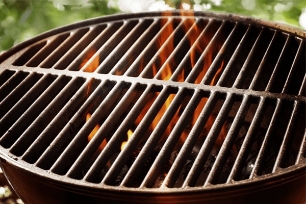 Gietijzeren BBQ-rooster met vlammen