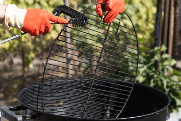 Met BBQ-borstel barbecuerooster schoonmaken