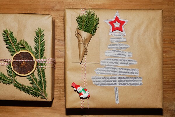 Na uren struinen in die ene kledingwinkel of speciaalzaak heb je eindelijk het perfecte kerstcadeau voor jouw opa, nichtje of collega gescoord. Nu nog je cadeau mooi inpakken! Wij geven vijf inpaktips waarmee kerstcadeaus geven dit jaar nóg leuker wordt.