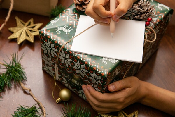 Na uren struinen in die ene kledingwinkel of speciaalzaak heb je eindelijk het perfecte kerstcadeau voor jouw opa, nichtje of collega gescoord. Nu nog je cadeau mooi inpakken! Wij geven vijf inpaktips waarmee kerstcadeaus geven dit jaar nóg leuker wordt.