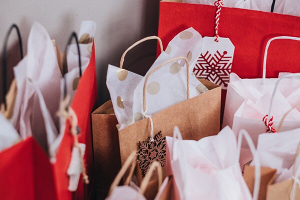 Na uren struinen in die ene kledingwinkel of speciaalzaak heb je eindelijk het perfecte kerstcadeau voor jouw opa, nichtje of collega gescoord. Nu nog je cadeau mooi inpakken! Wij geven vijf inpaktips waarmee kerstcadeaus geven dit jaar nóg leuker wordt.