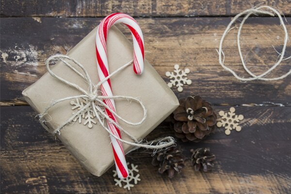 Na uren struinen in die ene kledingwinkel of speciaalzaak heb je eindelijk het perfecte kerstcadeau voor jouw opa, nichtje of collega gescoord. Nu nog je cadeau mooi inpakken! Wij geven vijf inpaktips waarmee kerstcadeaus geven dit jaar nóg leuker wordt.
