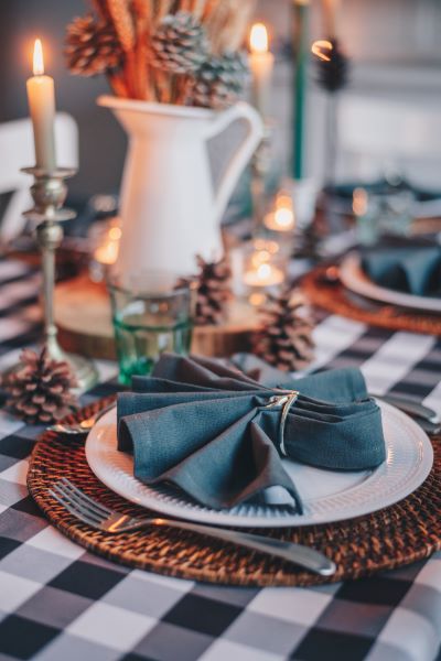 Dit jaar halen we alles uit de kast om er een onvergetelijke kerst van te maken. Dat betekent heerlijke kerstgerechten, fijn gezelschap en natuurlijk sfeervolle decoratie. Met deze twee varianten voor het vouwen van kerstservetten dek jij jouw tafel straks nog feestelijker!