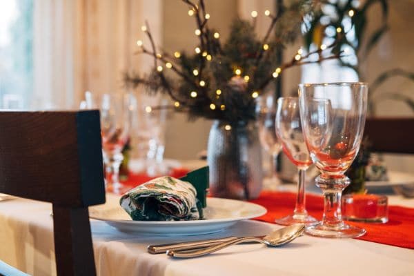 Dit jaar halen we alles uit de kast om er een onvergetelijke kerst van te maken. Dat betekent heerlijke kerstgerechten, fijn gezelschap en natuurlijk sfeervolle decoratie. Met deze twee varianten voor het vouwen van kerstservetten dek jij jouw tafel straks nog feestelijker!
