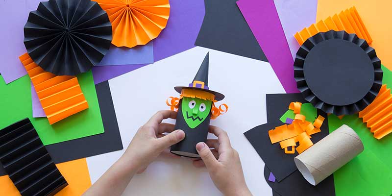 Knutselen met Halloween - hekst van wc rollen