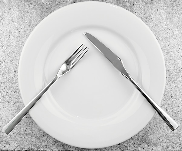 Tafeldekken na het eten bestek gekruist