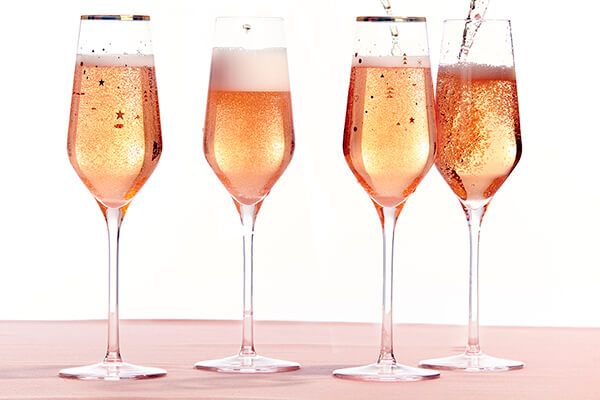 Vier glazen rose champagne