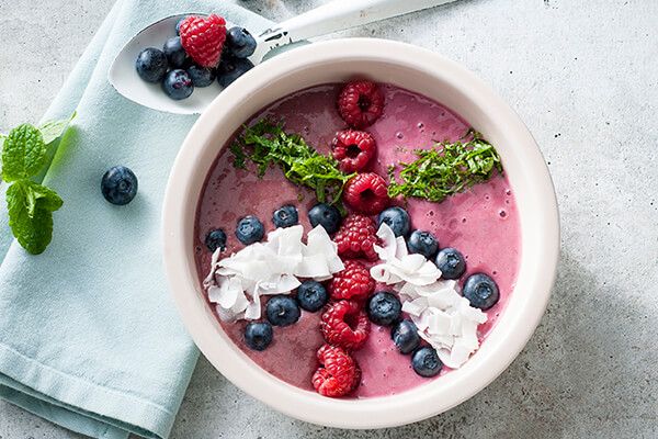 Smoothiebowl met rood fruit en kokos