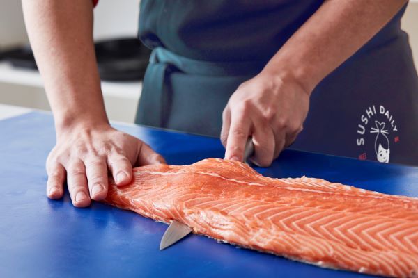 Zalm snijden Sushi Daily