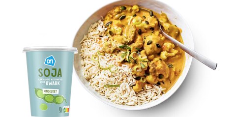 Maaltijd van rijst met curry en AH Soja plantaardige kwark ongezoet verpakking