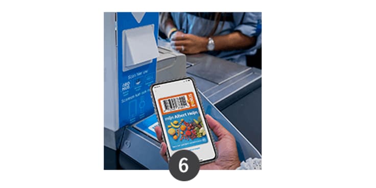 Klant scant bonuskaart van Albert Heijn met smartphone bij zelfscanner.
