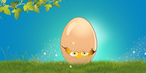 Ei met ogen dat uitkomt op een grasveld met een blauwe achtergrond en bladeren bovenaan.