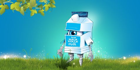 Een cartoonachtig pak Verse Halfvolle Melk met robotachtige armen en benen staat op een grasveld tegen een blauwe achtergrond.