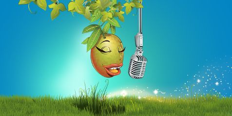 Mango met een gezicht naast een microfoon op een groene achtergrond.