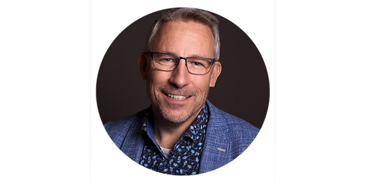 Man in een blauw patroon overhemd met een blauwe blazer, gezicht is wazig gemaakt.