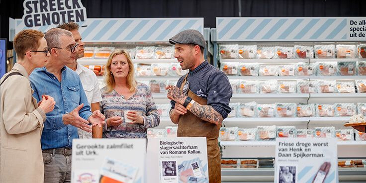 Promotie van streekproducten in een Albert Heijn winkel met verschillende soorten vleeswaren.