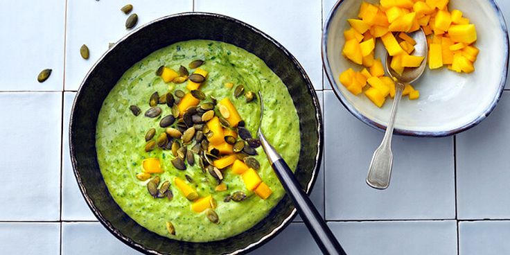 Groene smoothiebowl met mango