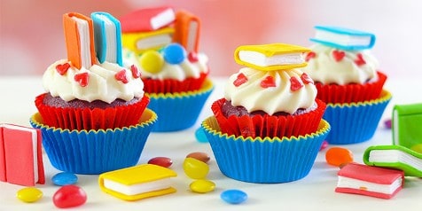 Kleurrijke cupcakes versierd met boekje als afscheidstraktie voor het kinderdagverblijf