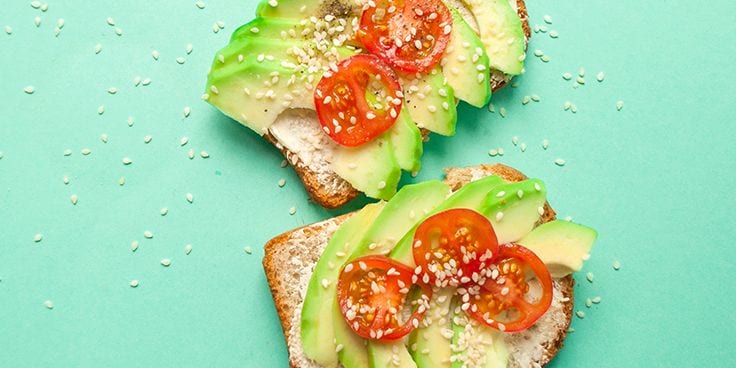 Twee boterhammen met avocado en tomaat