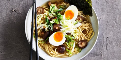 Kom ramen met shiitake, zachtgekookt ei, nori-blad en groentjes.
