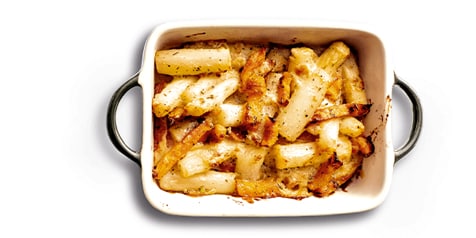 Ovenschotel met witte asperges en gesmolten kaas.