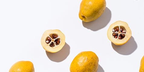 Kweepeer opengesneden en heel