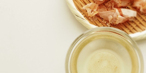 Gedroogde bonito vlokken en dashi bouillon in een glazen kom