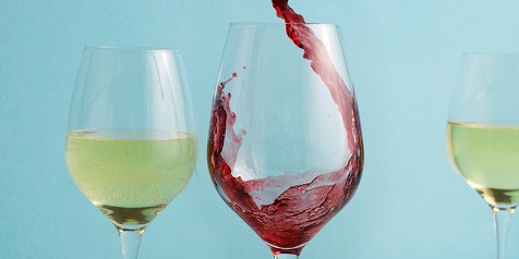 Glas wijn dat wordt ingeschonken