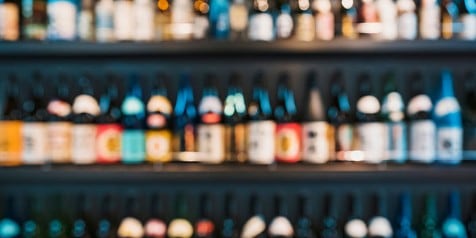 Niet-scherpe afbeelding van flessen op een plank.