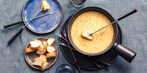 Kaastafel met fondue en stokbroodjes