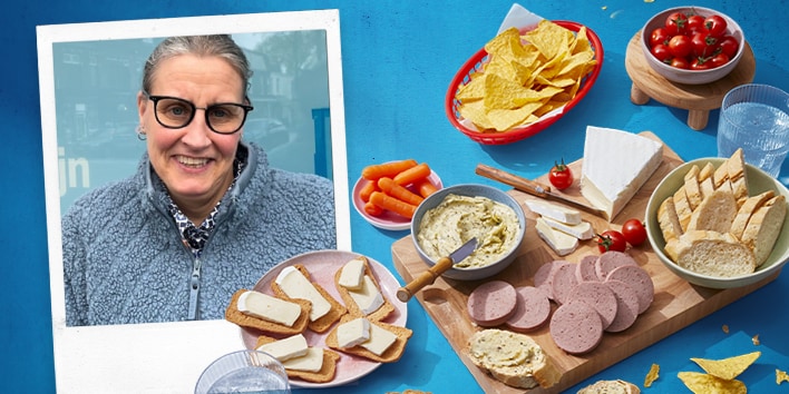 Borrelplank met Franse kaas, smeersels, worst, worteltjes, cherrytomaten, chips en stokbrood.