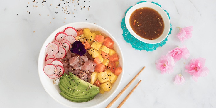 Tonijn poké bowl met saus