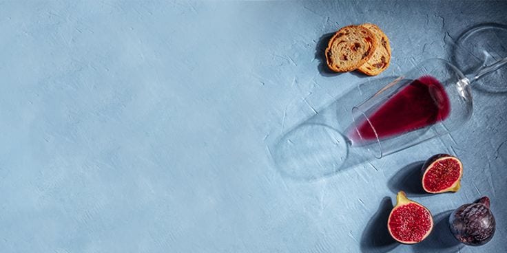 Wijn in glas omgegooid met vijgen