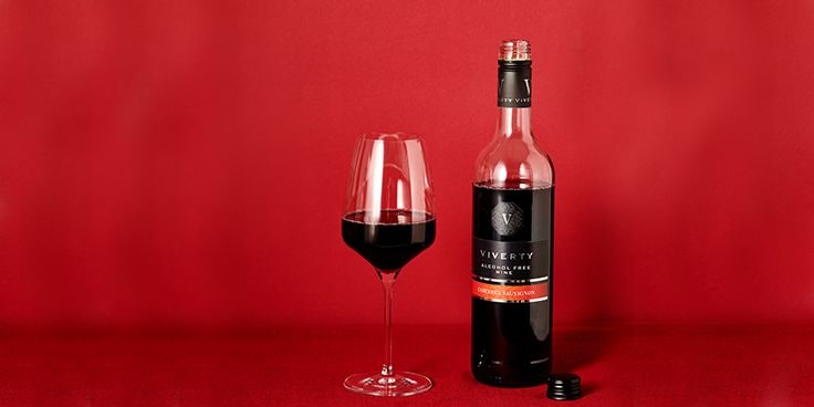 Glas en fles rode wijn