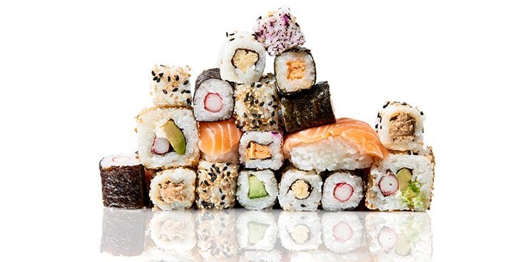 Verschillende soorten sushi op elkaar gestapeld