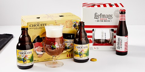 La Chouffe en Liefmans Fruitesse bier met glazen en verpakking op een tafel.